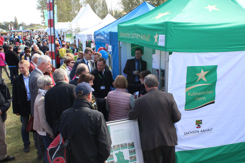 Stand des Info-Zelts zum Wettbewerb "Kulinarisches Sachsen-Anhalt" Stand des Info-Zelts zum Wettbewerb "Kulinarisches Sachsen-Anhalt"