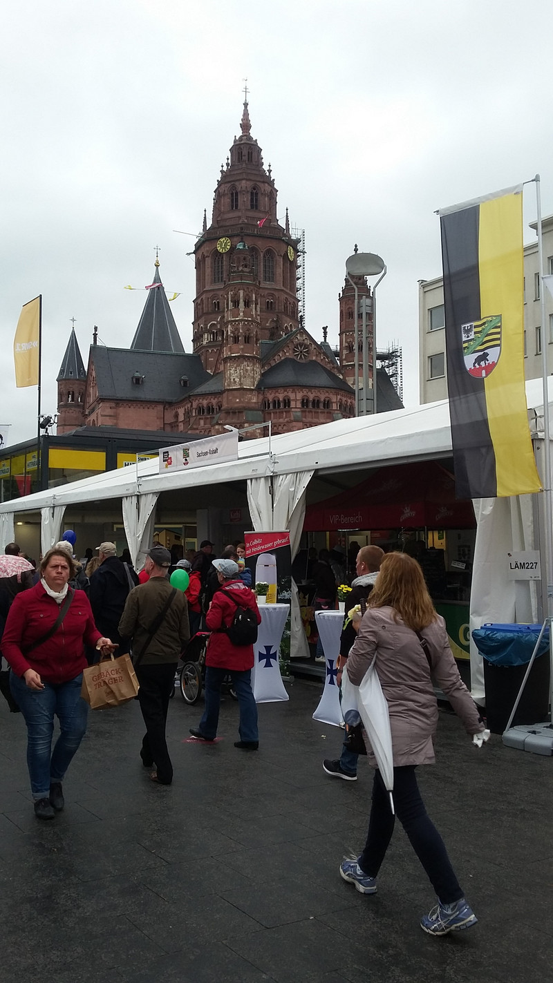Sachsen-Anhalt-Zelt mit Mainzer Dom im Hintergrund Sachsen-Anhalt-Zelt mit Mainzer Dom im Hintergrund
