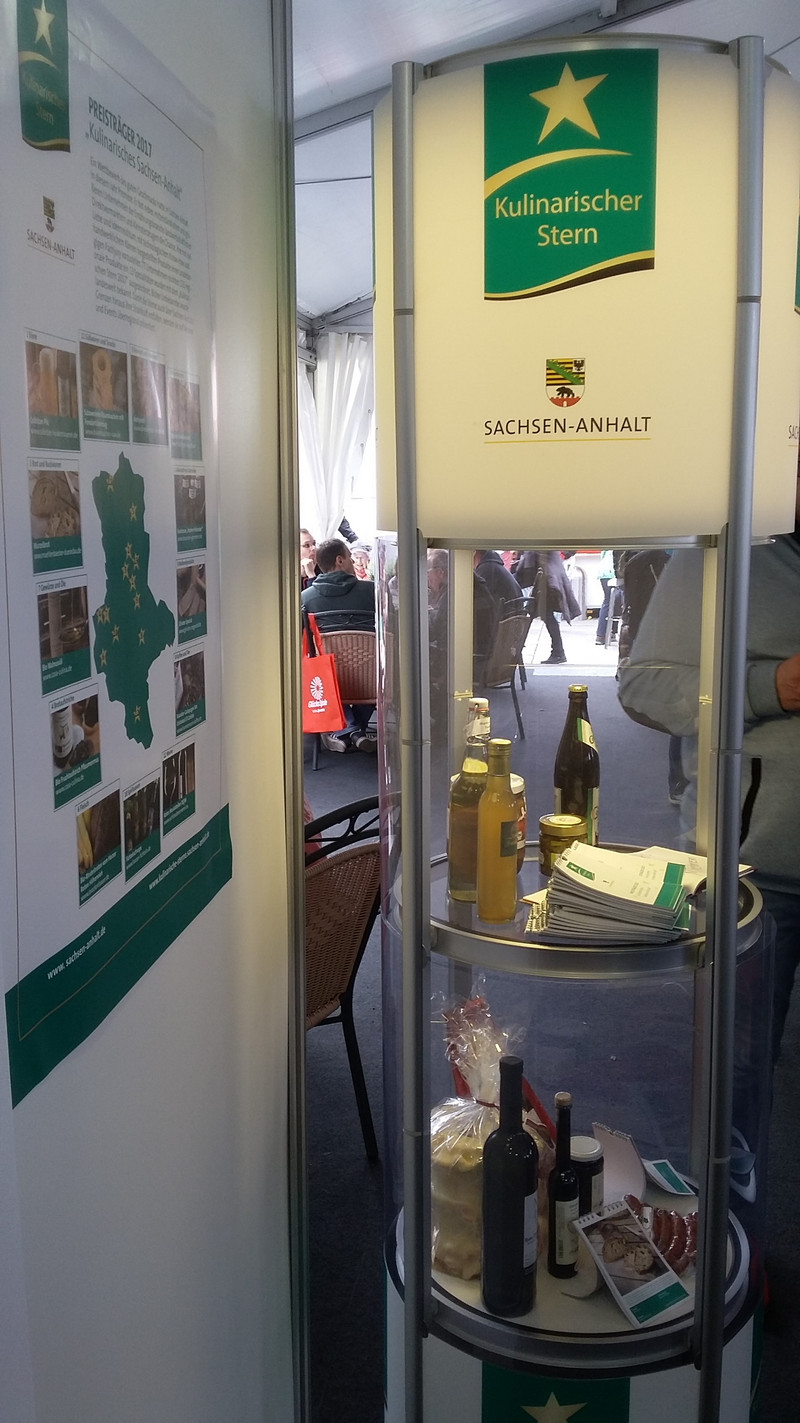 Vitrine der "Kulinarischen Sterne 2017" im Sachsen-Anhalt-Zelt Vitrine der "Kulinarischen Sterne 2017" im Sachsen-Anhalt-Zelt